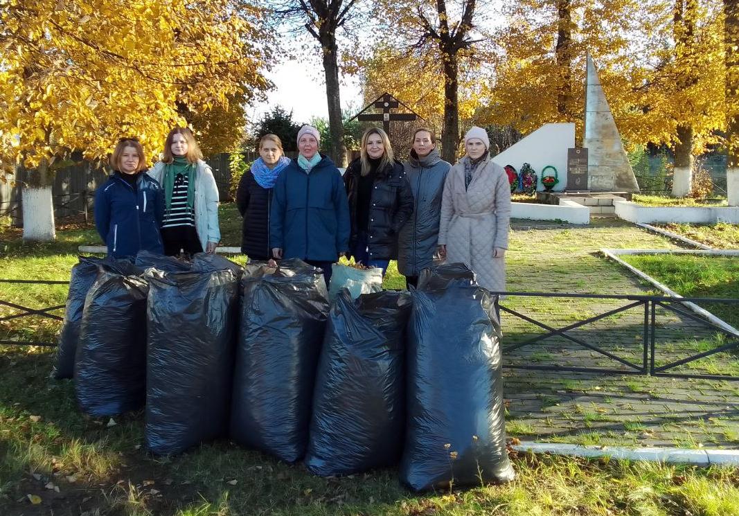Сотрудники Северо-Западного межрегионального управления Росприроднадзора провели уборку братского захоронения