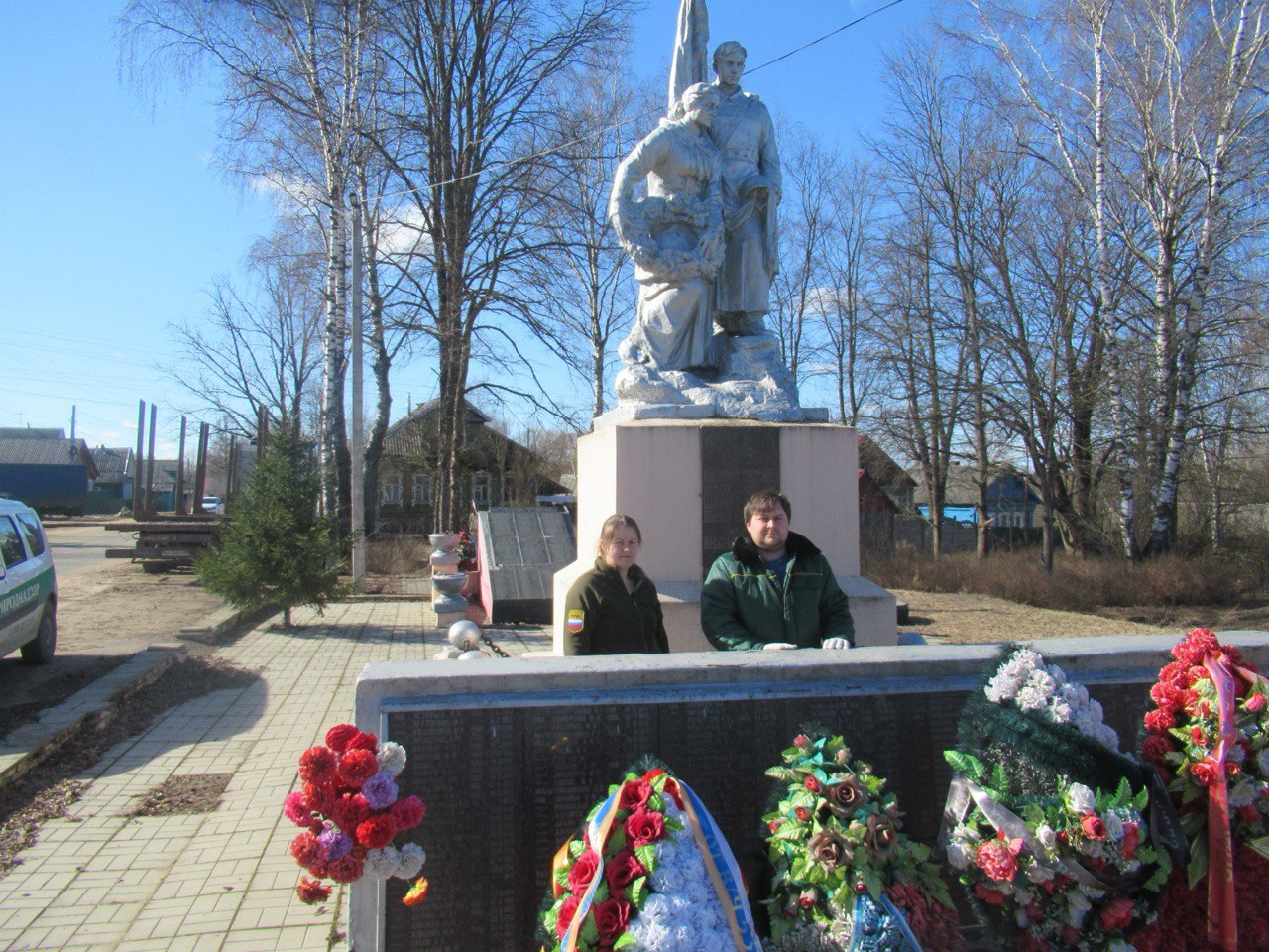 Накануне 80-летия Победы специалисты Верхне-Волжского управления Росприроднадзора провели субботники у воинских захоронений