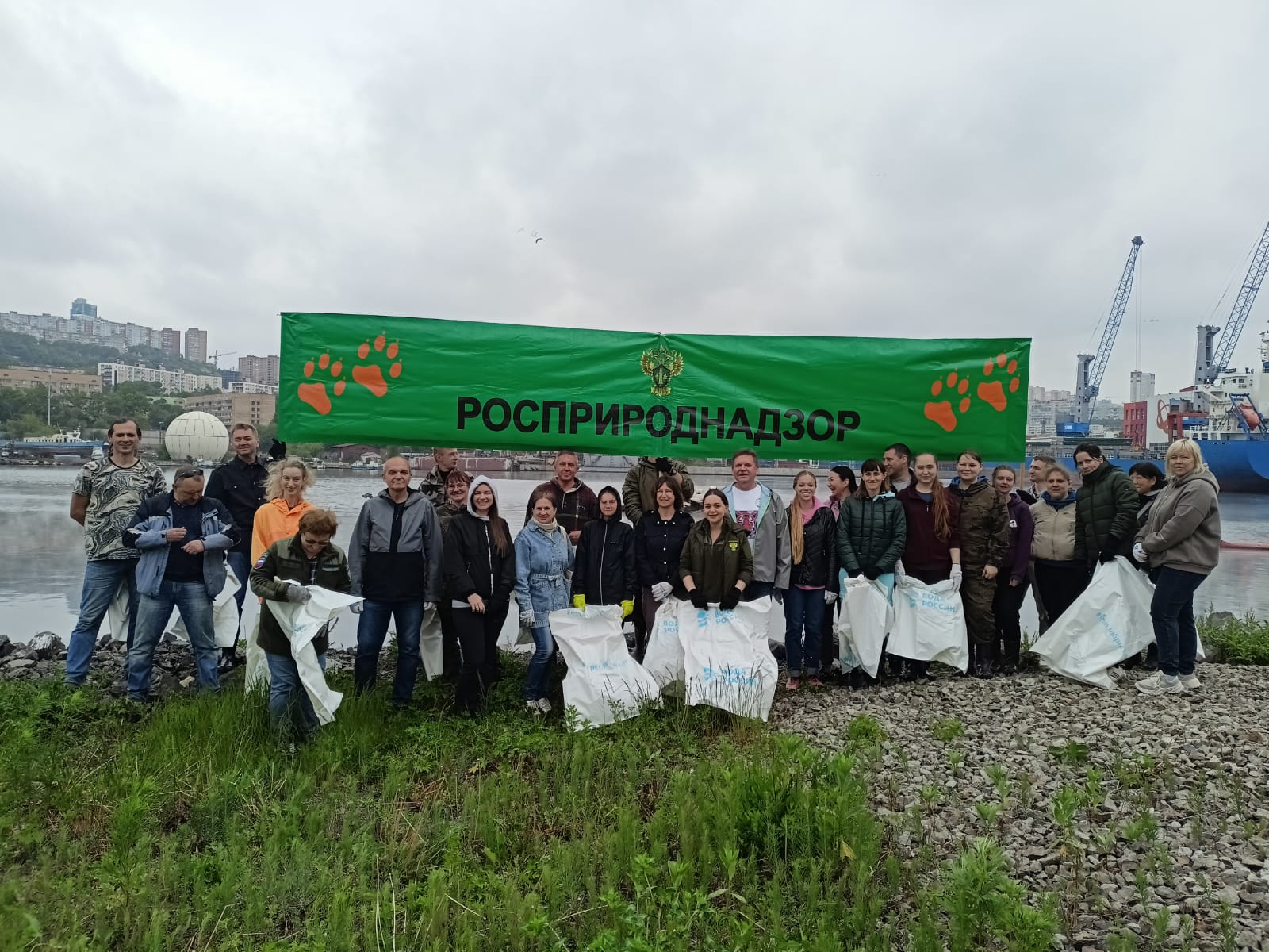 Сотрудники Дальневосточного управления Росприроднадзора провели морской субботник