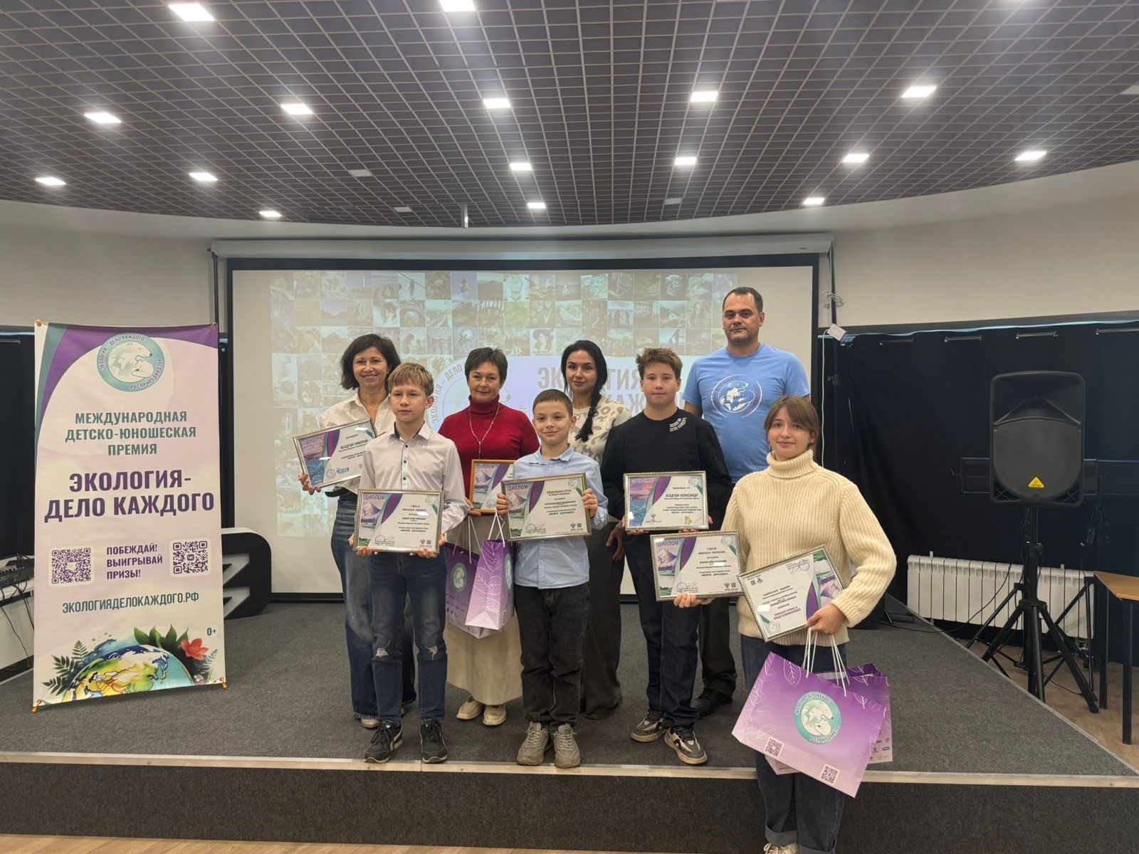 В ЛНР сотрудники Росприроднадзора провели награждение V Международной детско-юношеской премии «Экология - дело каждого». 