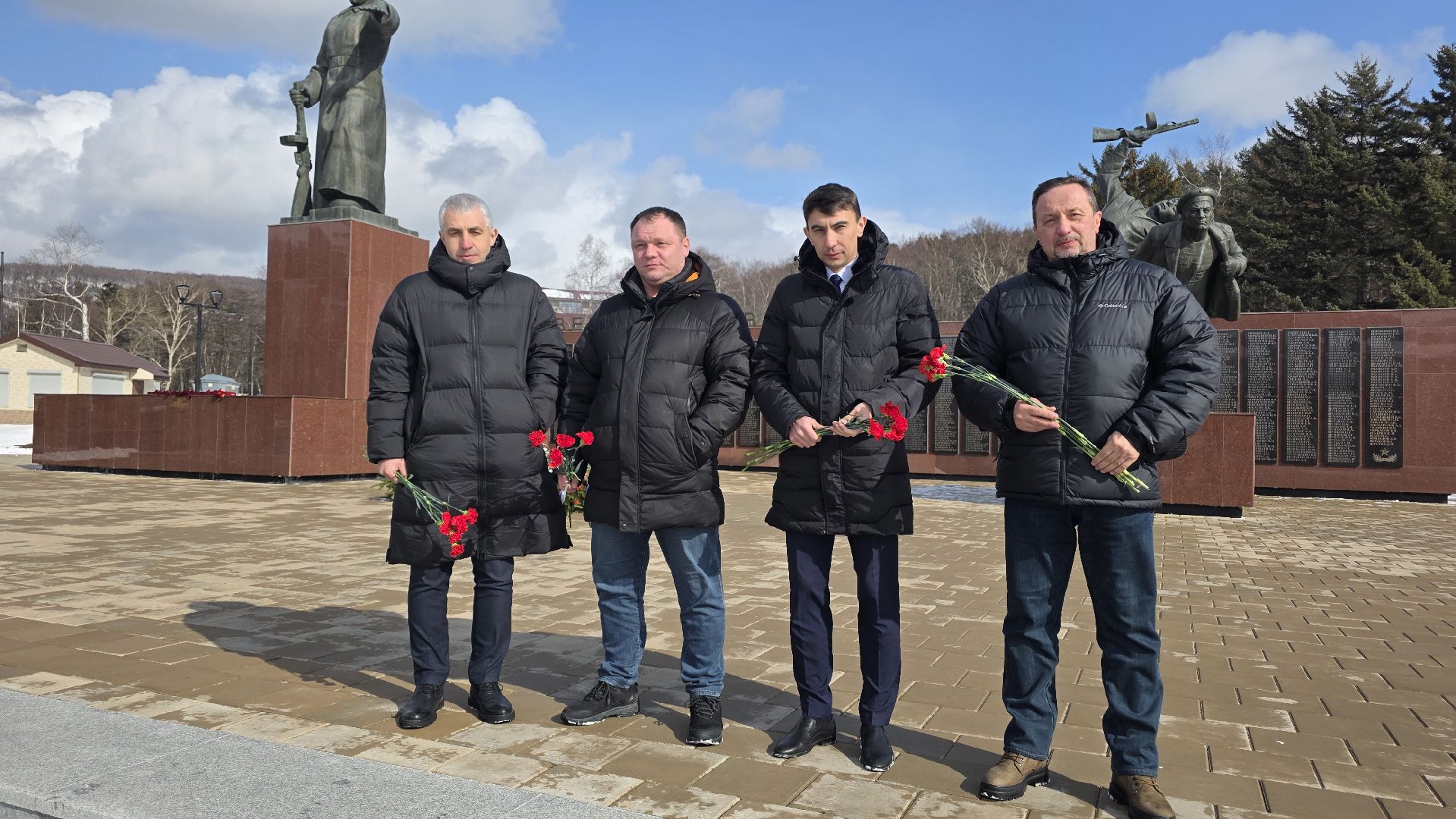 Сотрудниками Дальневосточного межрегионального управления Росприроднадзора в преддверии Дня защитника Отечества возложены цветы к мемориалам