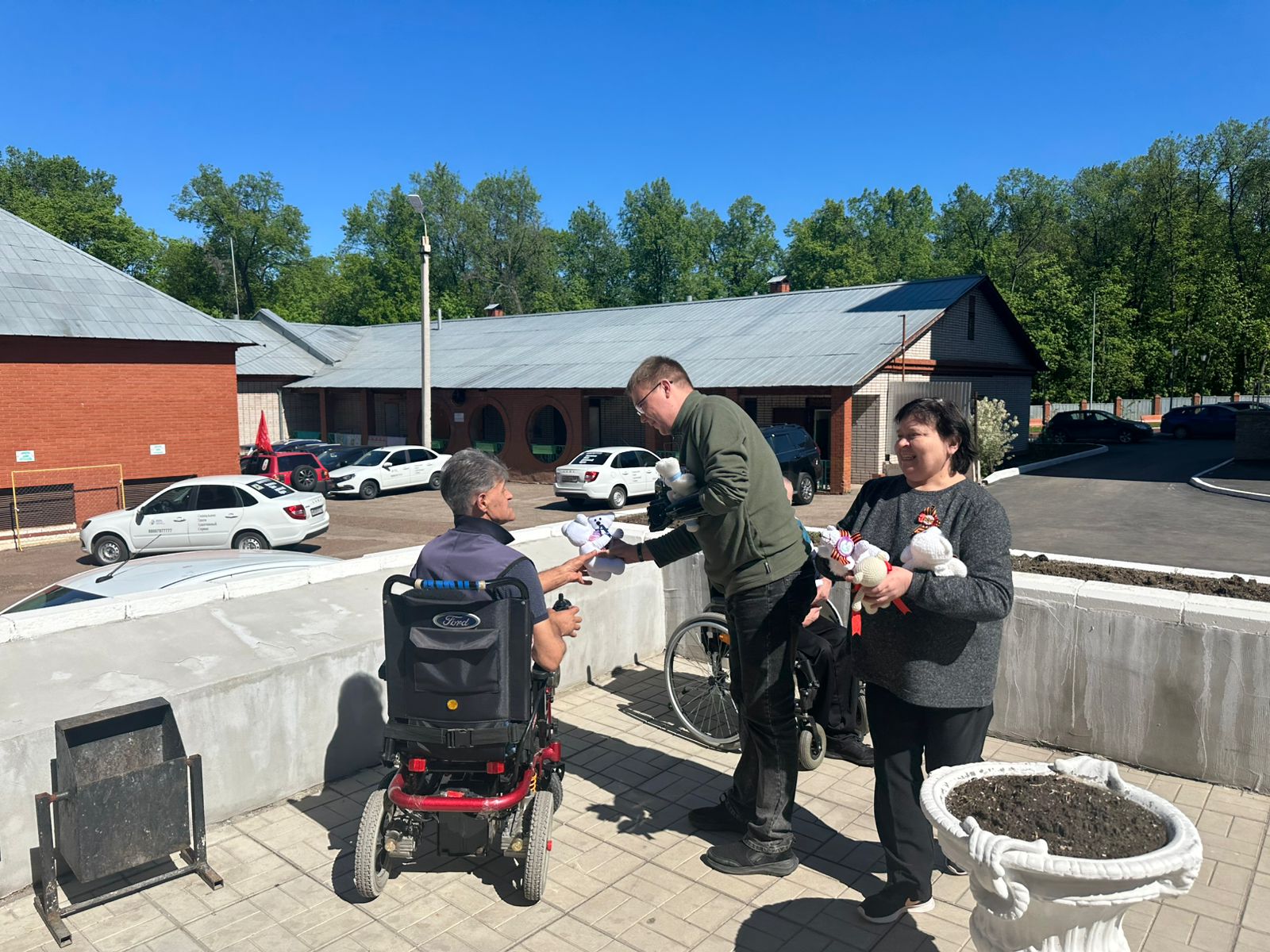 Сотрудники Росприроднадзора продолжают поздравлять  с Днем Победы постояльцев домов престарелых