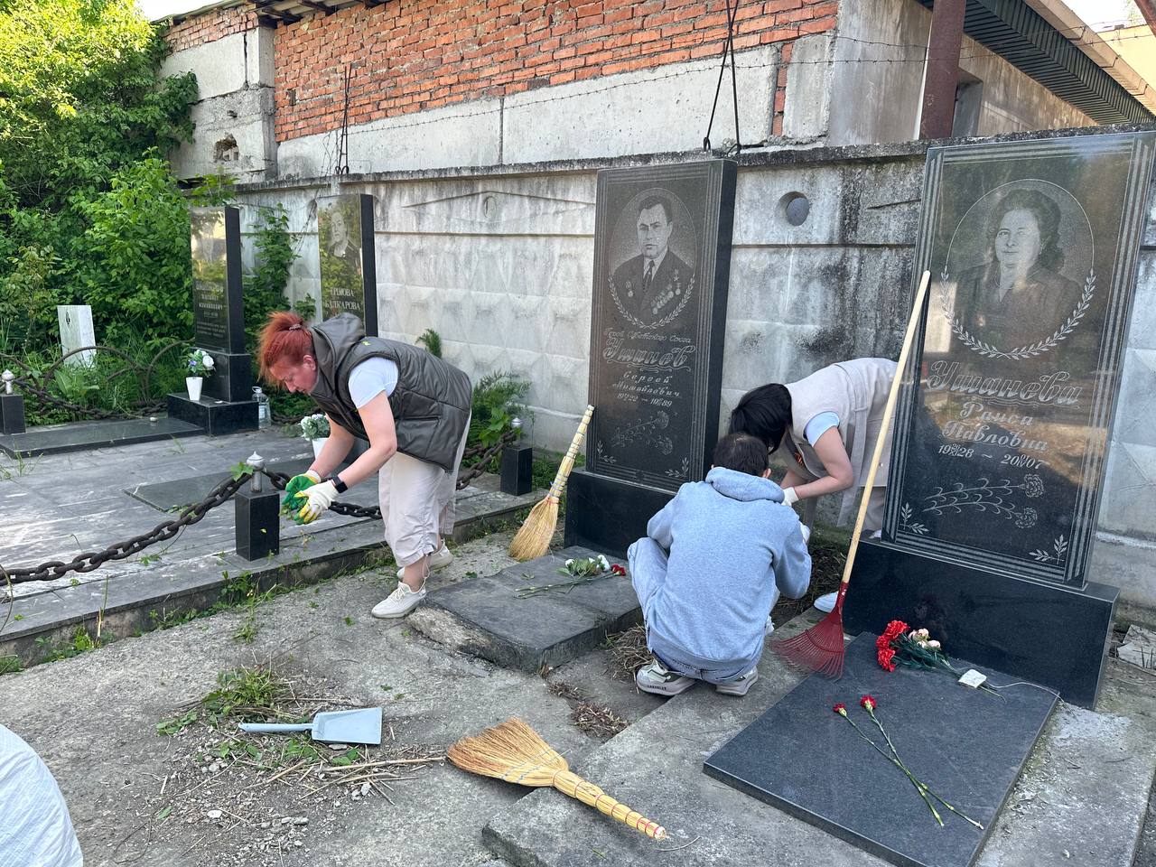 Сотрудники Северо-Кавказского управления Росприроднадзора в Нальчике провели работы по уборке места захоронения Героя Советского Союза