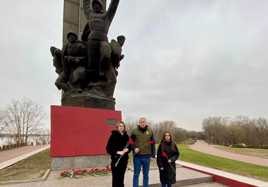 В Ростове-на-Дону сотрудники Черноморо-Азовского морского управления Росприроднадзора возложили цветы к мемориальному комплексу героям Великой Отечественной Войны 