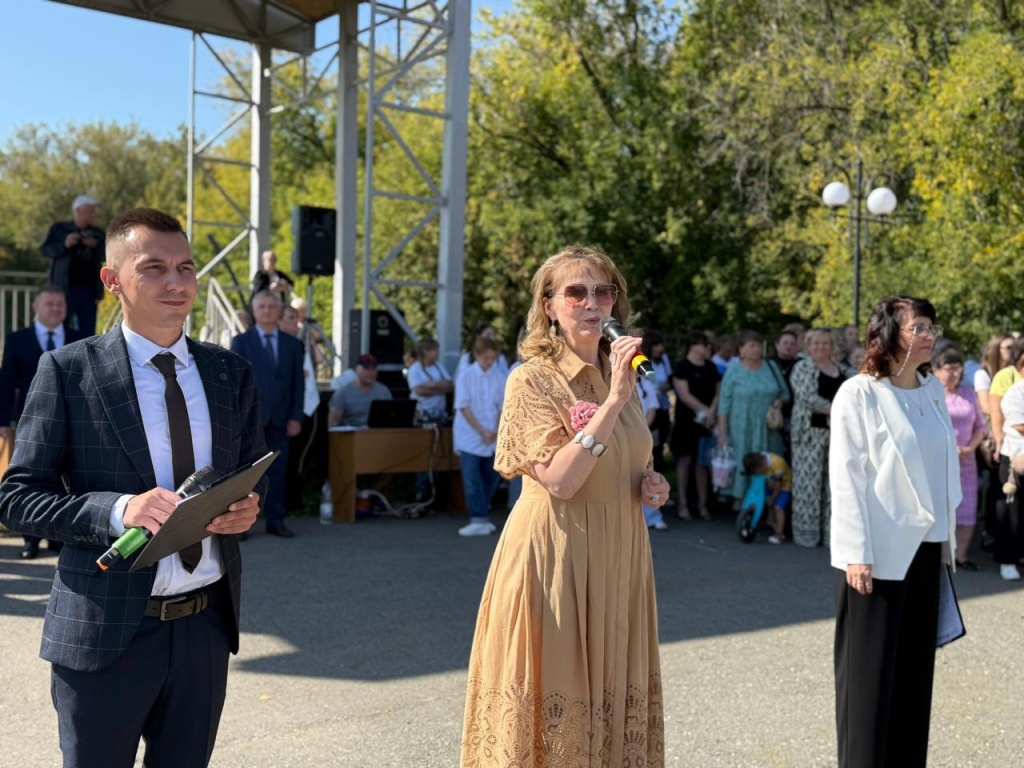 1 сентября заместитель руководителя Волжско-Камского межрегионального управления Росприроднадзора Елена Попова выступила с приветственным словом на торжественной линейке