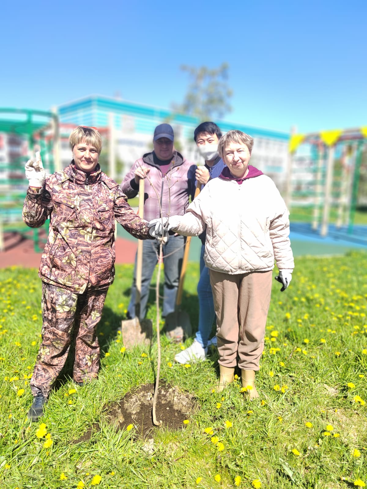 Сотрудники Дальневосточного управления Росприроднадзора вместе с призёрами Премии высадили саженцы в г. Южно-Сахалинск