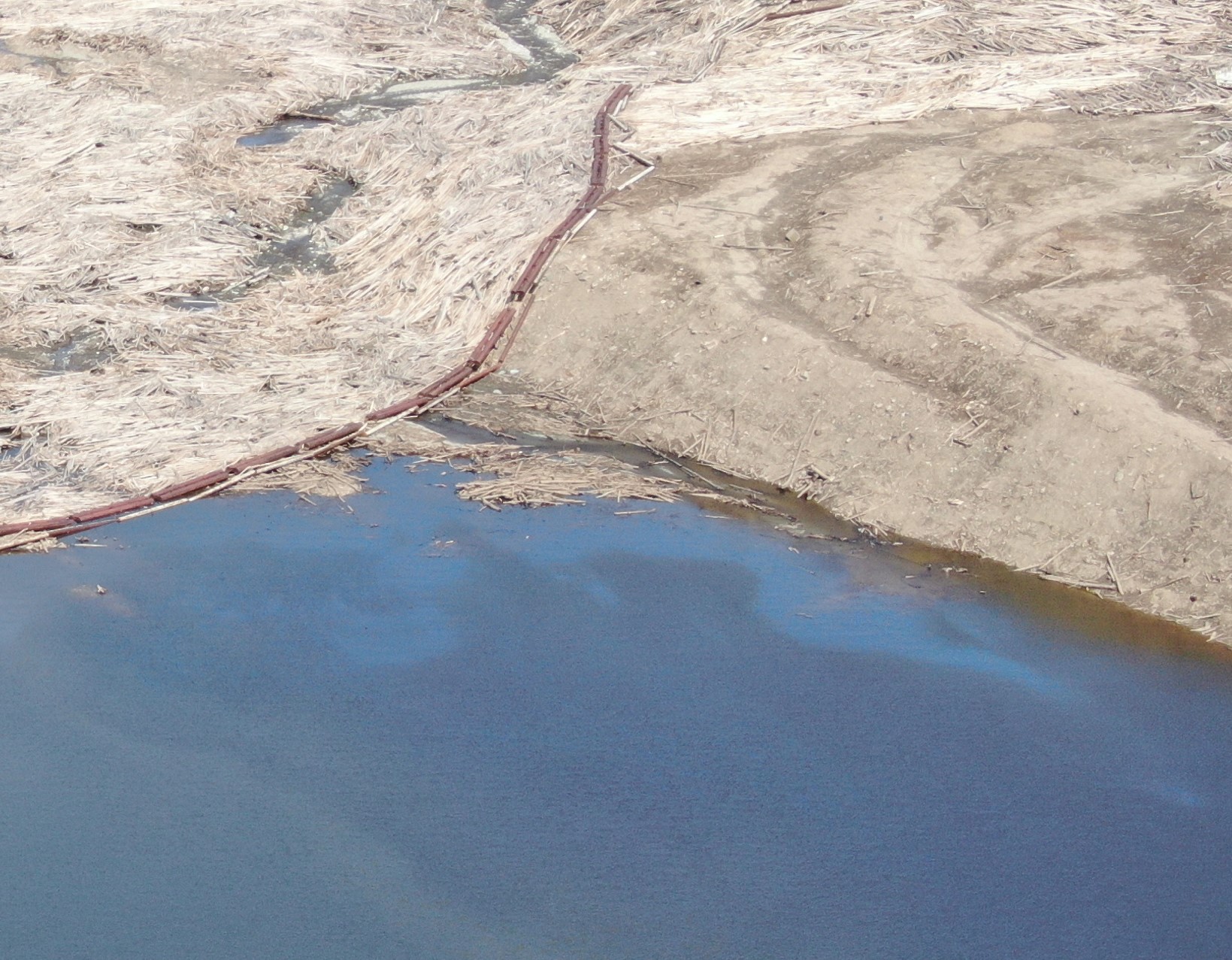 Инспекторы Росприроднадзора обнаружили загрязнение нефтепродуктами акватории Саяно-Шушенского водохранилища