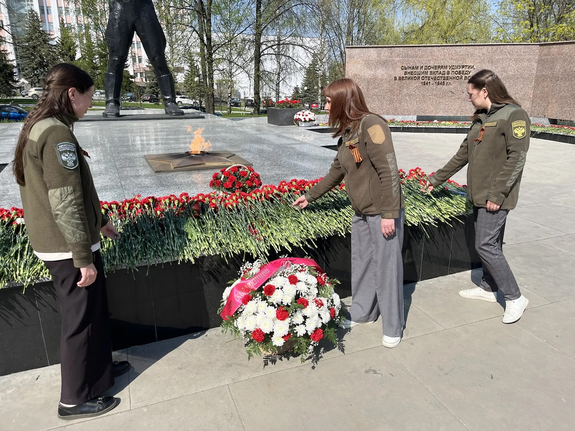 В Ижевске возложили цветы к Вечному огню у Монумента боевой и трудовой славы
