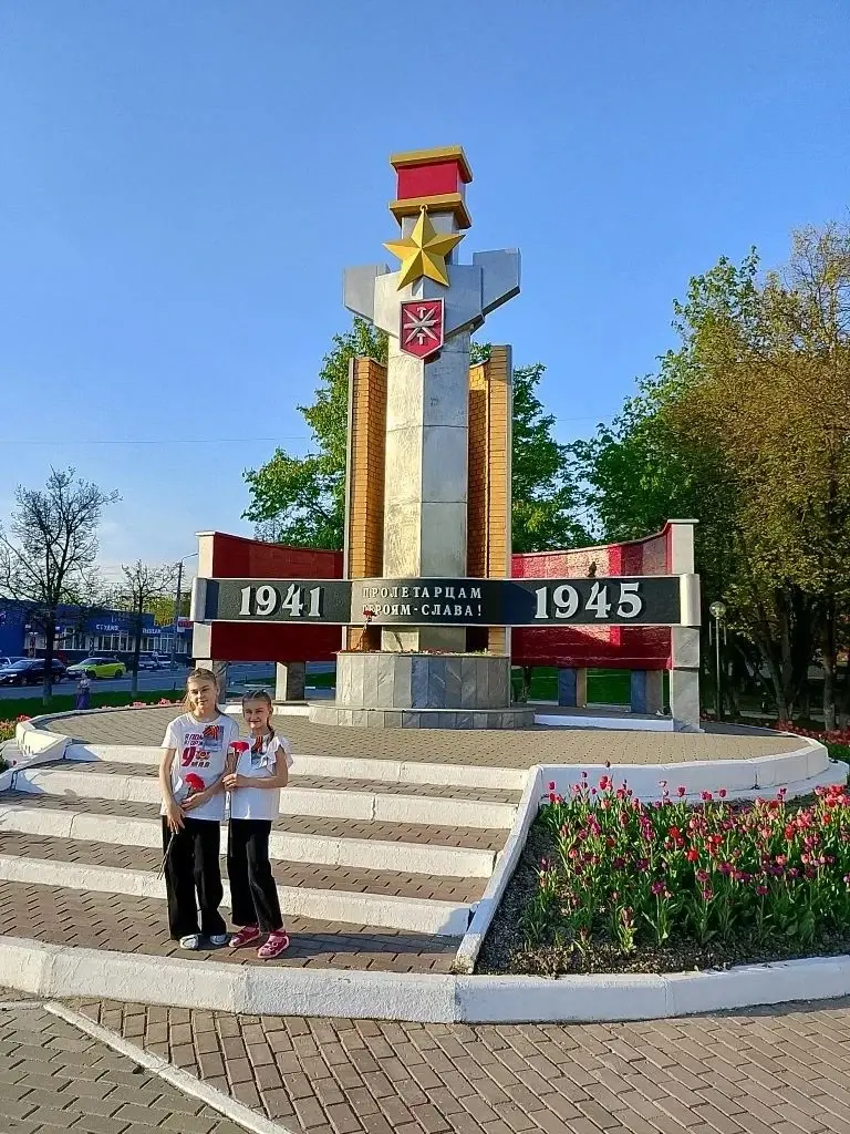 Дети сотрудников Приокского межрегионального управления Росприроднадзора возложили цветы к памятникам Героям Великой Отечественной войны в городе Туле