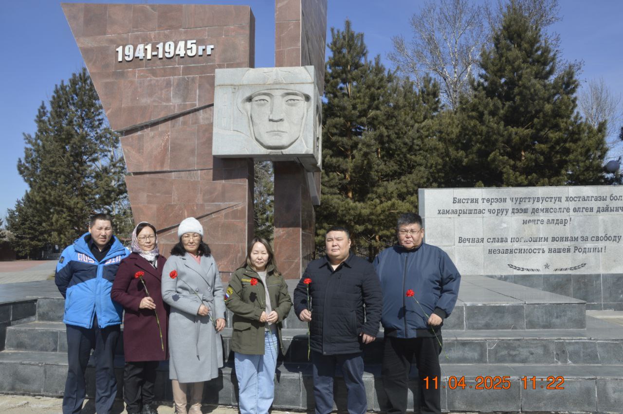 Сотрудники Росприроднадзора возложили цветы к памятнику Неизвестного солдата в Мемориальном комплексе «Площадь Победы» в г. Кызыле