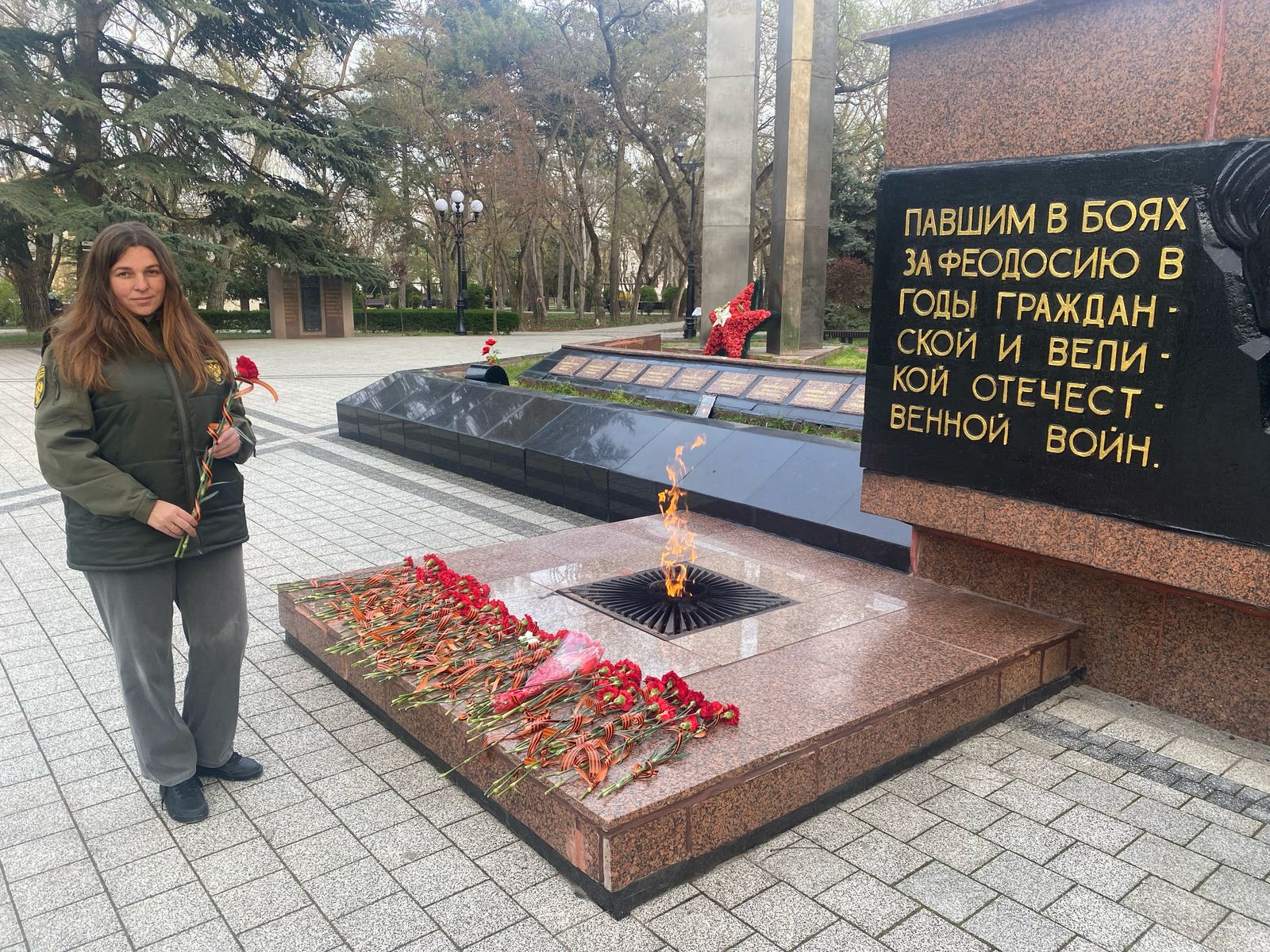 Сотрудники Черноморо-Азовского морского управления Росприроднадзора возложили цветы к памятнику воинам-освободителям города Феодосии от немецко-фашистских захватчиков