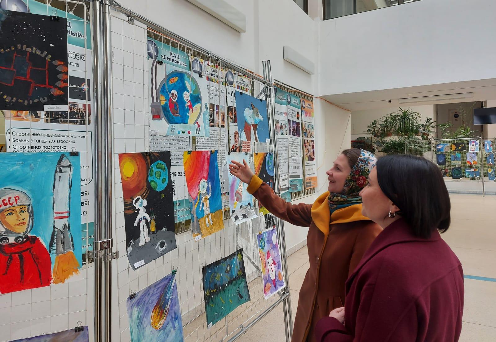 В Воронеже сотрудники Центрально-Черноземного управления Росприроднадзора посетили выставку рисунков, посвященную Дню космонавтики