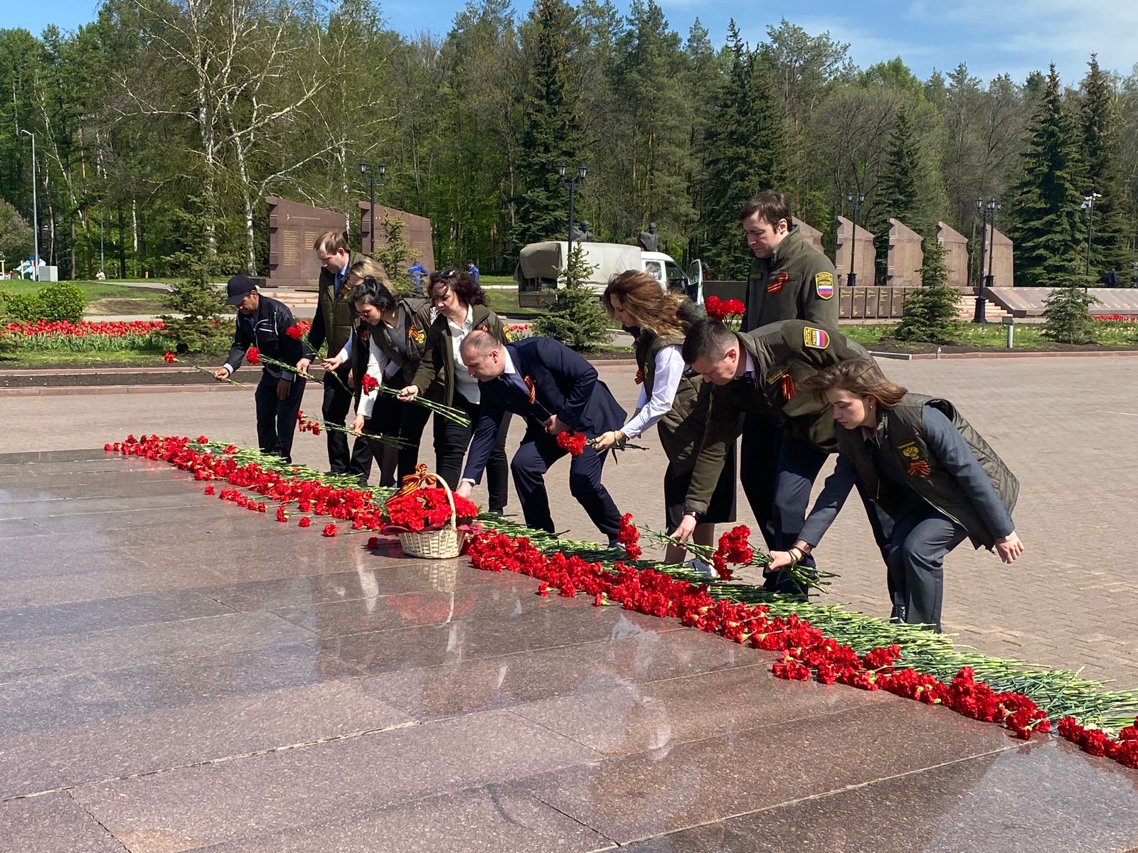 Сотрудники Южно-Уральского управления Росприроднадзора возложили цветы к Вечному огню в парке Победы