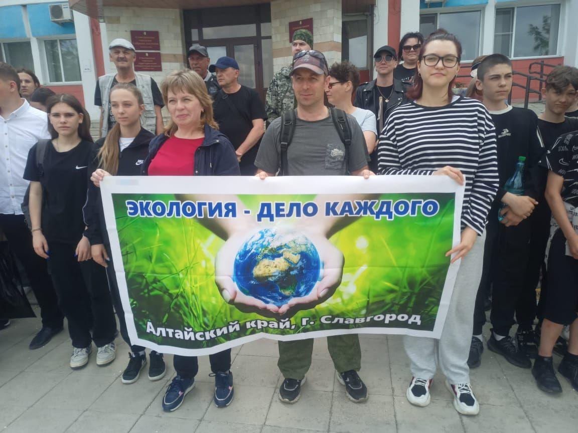 Субботник в поддержку международной детско-юношеской премии «Экология — дело каждого» прошел в г. Славгород Алтайского края