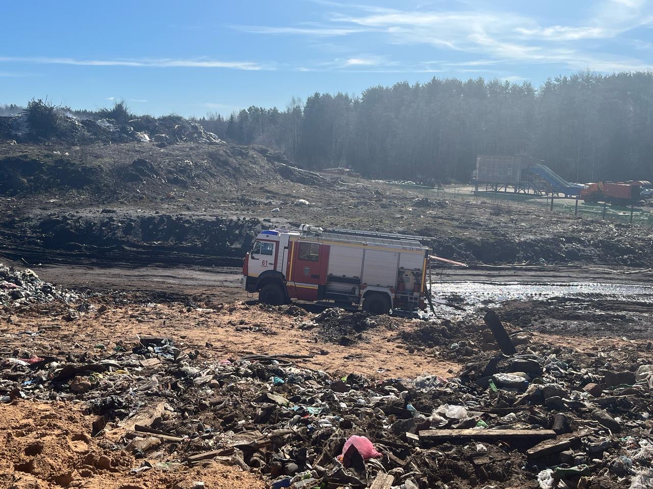 Государственные инспекторы СЗМУ Росприроднадзора работают на мусорном полигоне в Тихвине