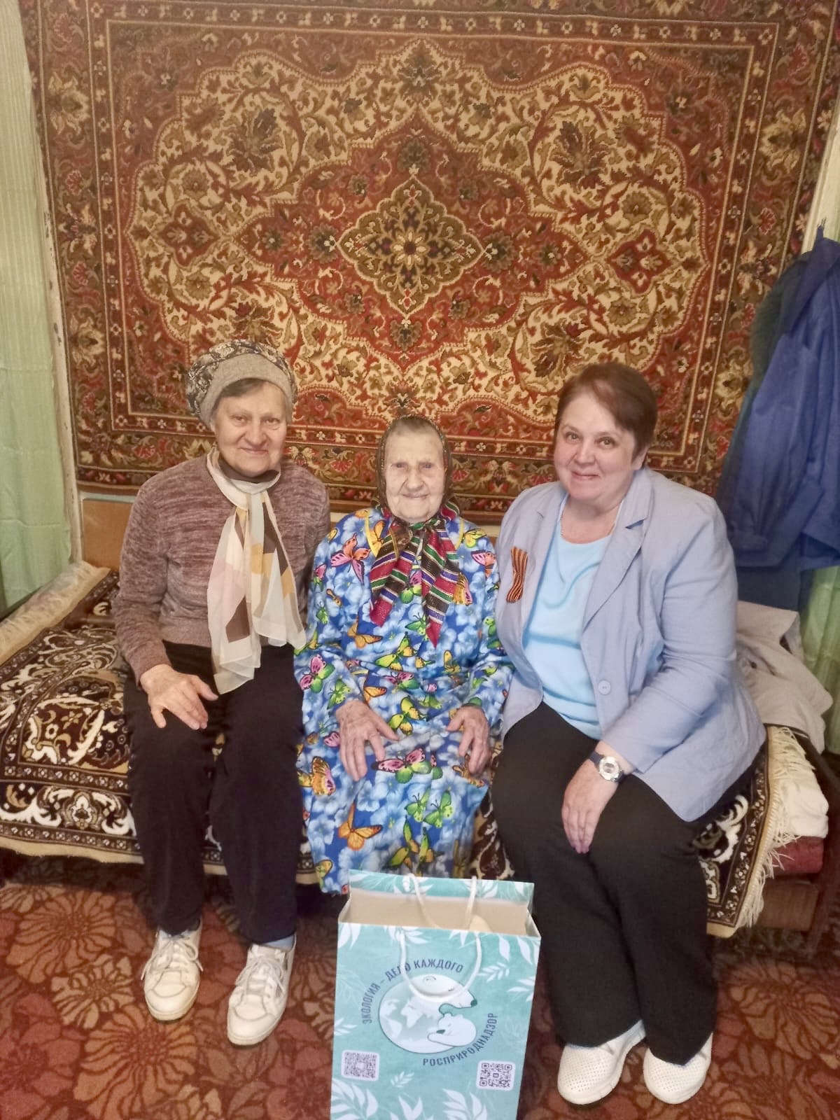 Сотрудники Приокского управления Росприроднадзора поздравили ветеранов Великой Отечественной войны с наступающим Днём Великой Победы