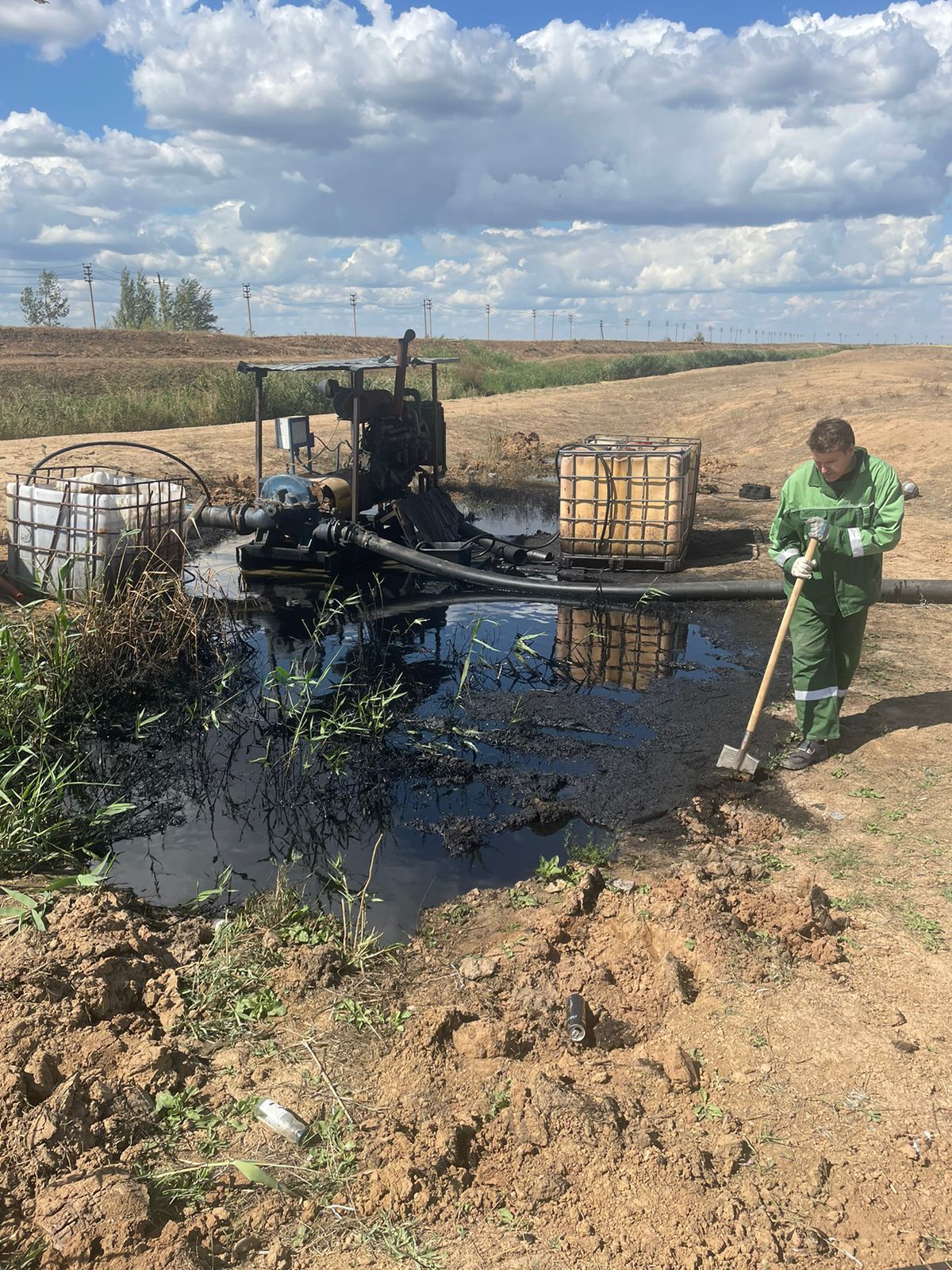 Росприроднадзор принимает меры по факту излива нефтепродуктов  в Светлоярском районе Волгоградской области