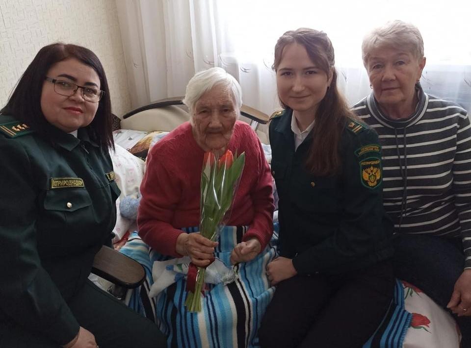 Сотрудники Управления Росприроднадзора поздравили ветерана труда Валентину Челину с Международным женским днем