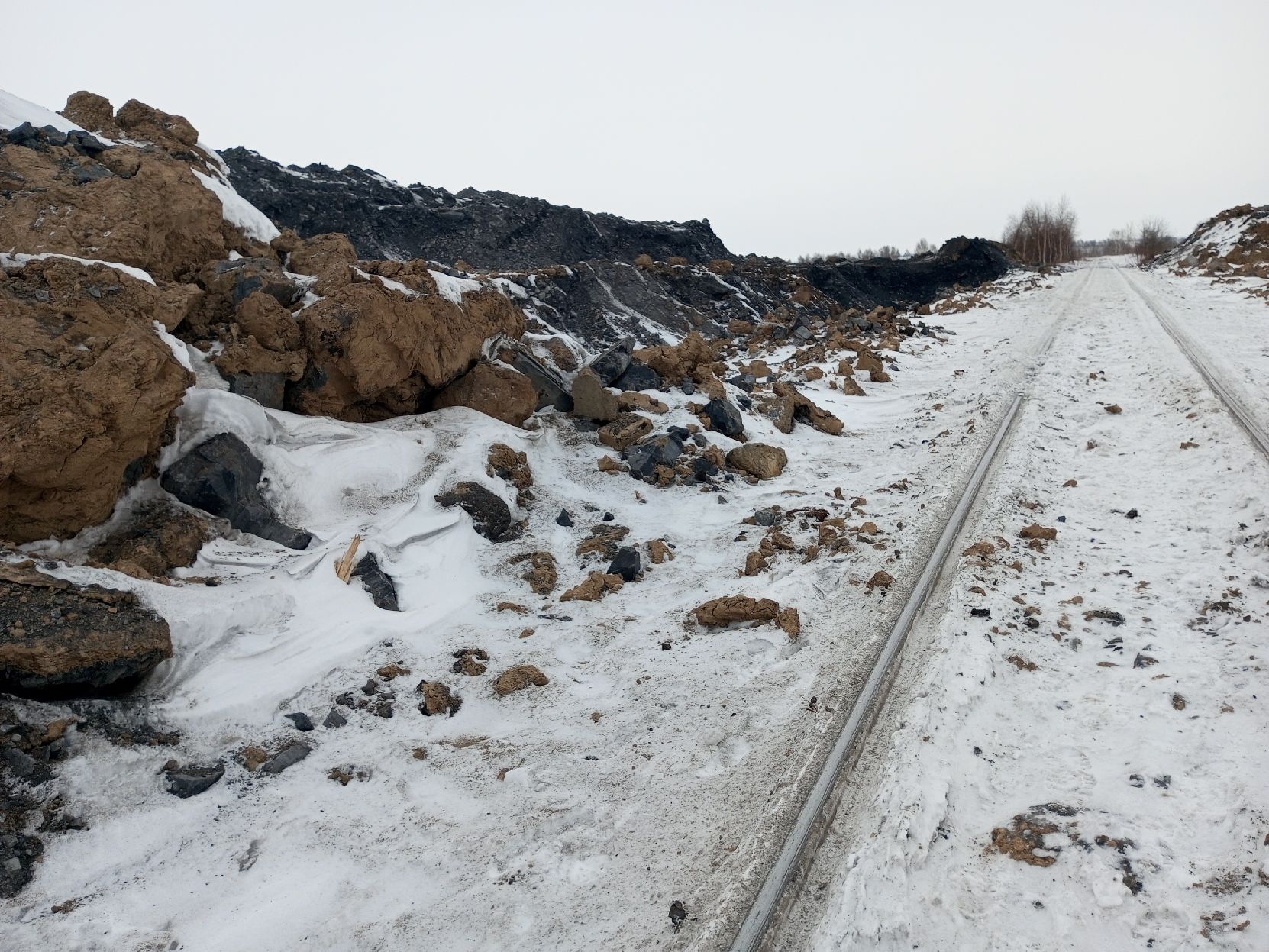 В Кузбассе инспекторы Росприроднадзора проводят проверки по факту схода отвала угольного разреза