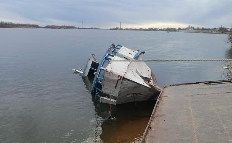 Росприроднадзором в Астраханской области выявлен факт загрязнения водного объекта р. Бахтемир в результате затопленния судна