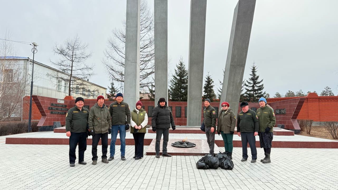 В Улан-Удэ сотрудники Росприроднадзора провели уборку Мемориального комплекса погибшим в годы Великой Отечественной войны