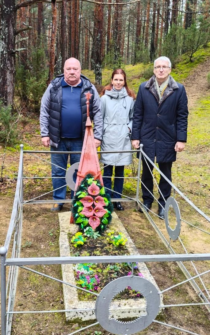 Сотрудники СЗМУ Росприроднадзора провели уборку мемориала советским воинам  в Псковской области 