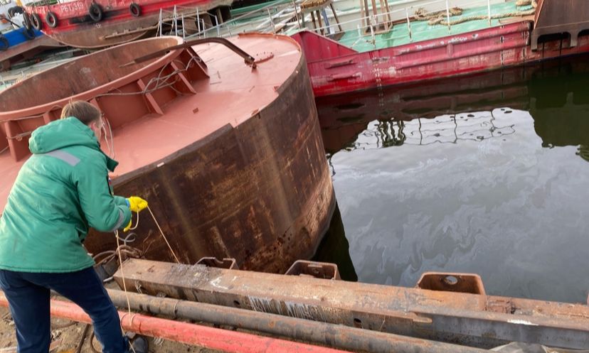 Росприроднадзором приняты меры по факту загрязнения нефтепродуктами акватории водного объекта Золотой Затон