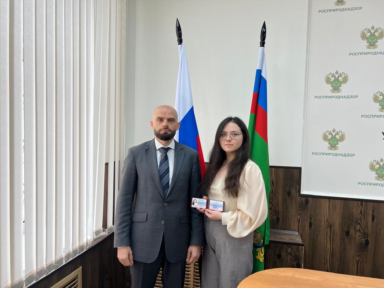 Вручение удостоверения сотруднику Уральского межрегионального управления Росприроднадзора