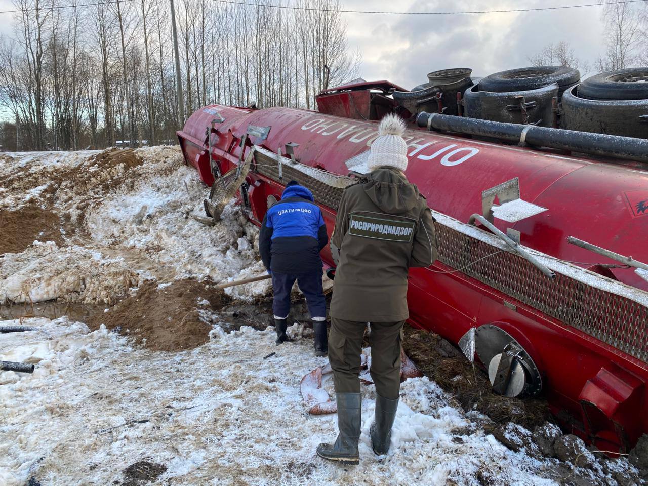 Росприроднадзор провел выездное обследование по сообщению о разливе нефтепродуктов в деревне Бабаево Даниловского района