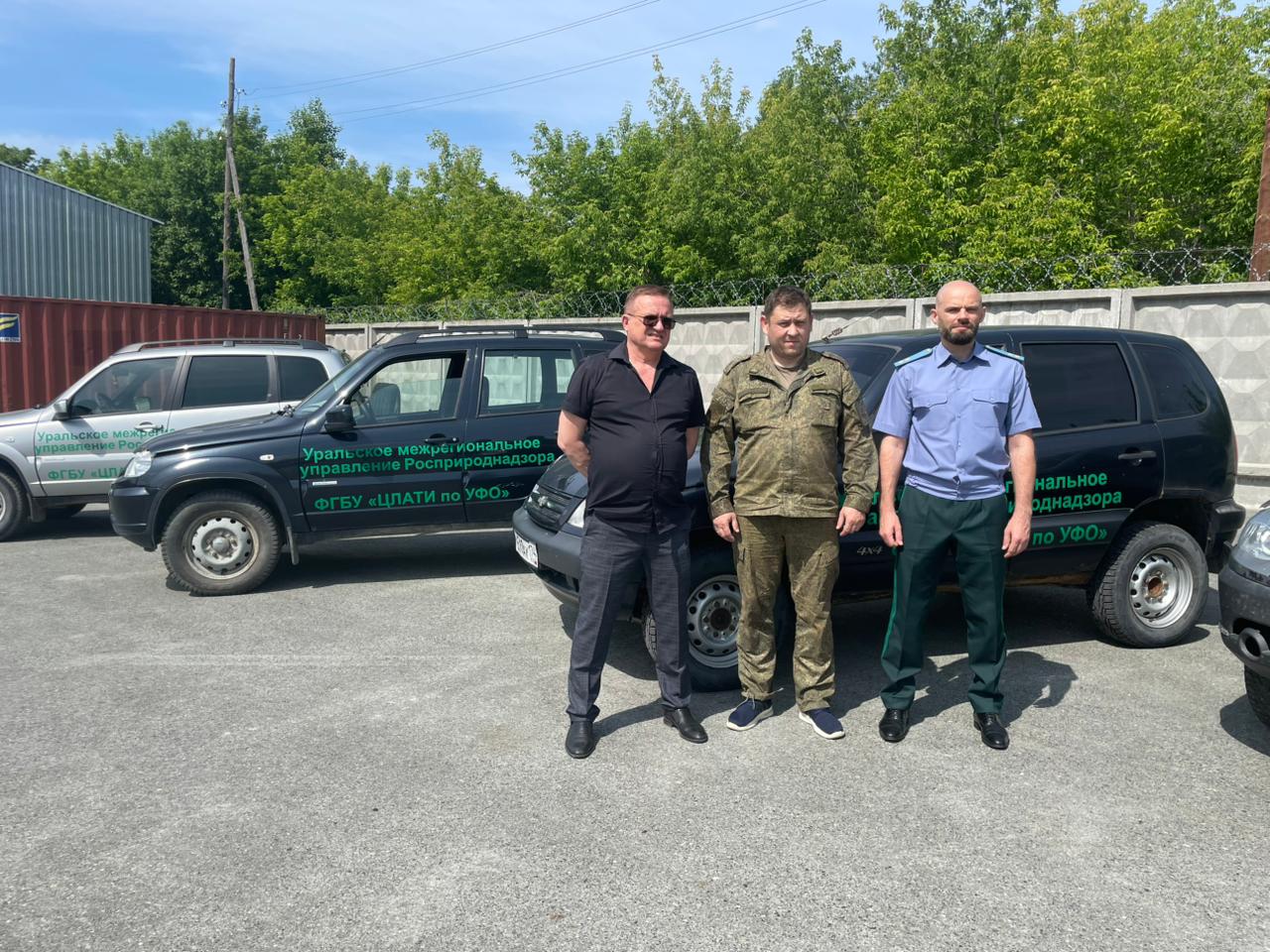 Сотрудники Уральского Росприроднадзора и ФГБУ «ЦЛАТИ по УФО» передали 5 автомобилей военнослужащим группировки войск «Север»