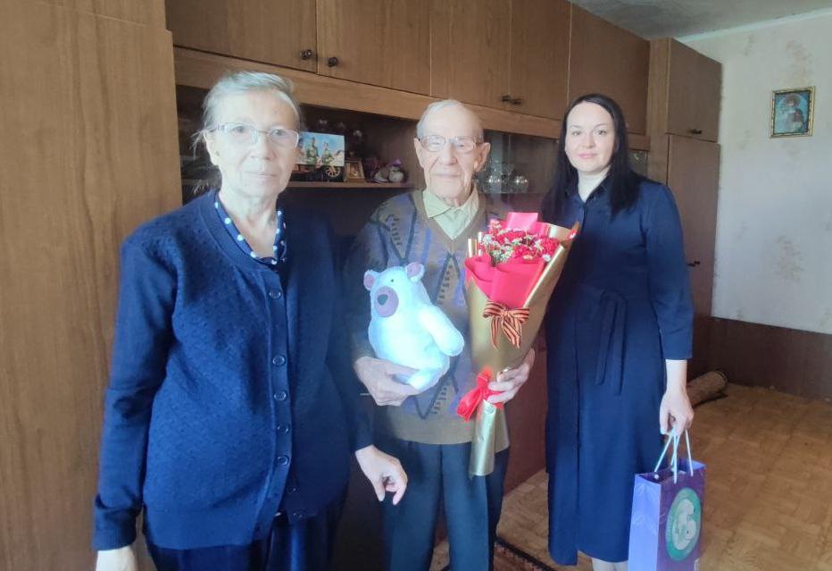 Сотрудники Центрально-Черноземного управления Росприроднадзора поздравили ветерана с наступающим праздником 80-летия Победы в Великой Отечественной войне
