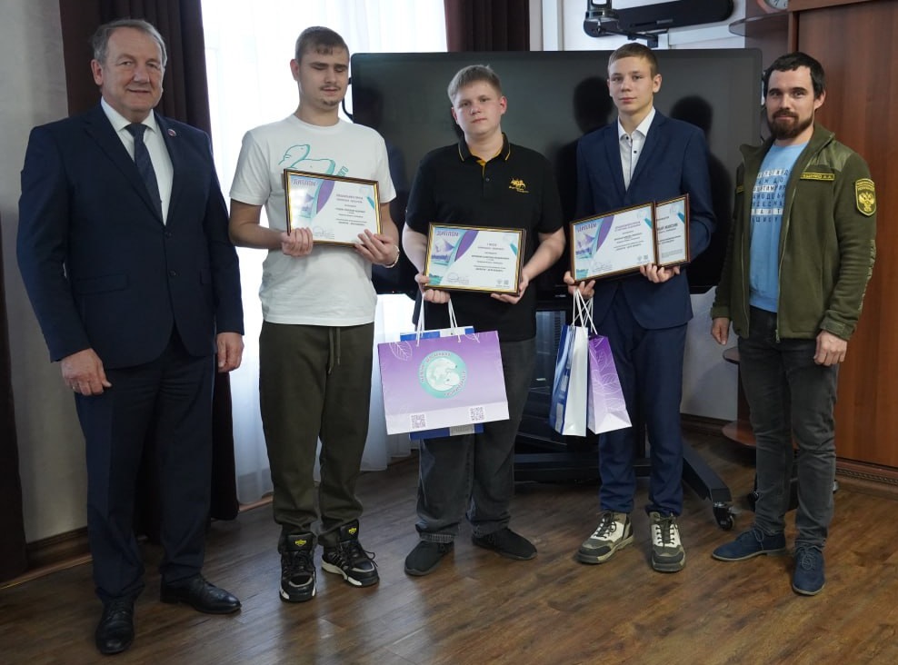 в Амурской области сотрудники Росприроднадзора вручили призы участникам Премии «Экология – дело каждого»