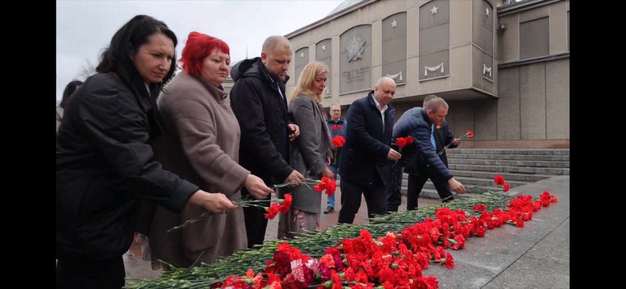 Сотрудники Енисейского межрегионального управления Росприроднадзора возложили цветы к Мемориалу Победы 