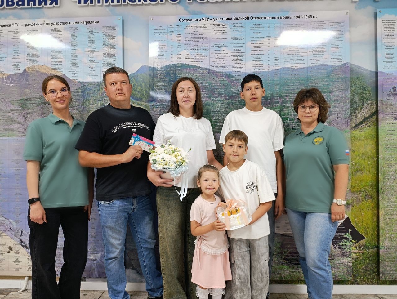 Коллектив Забайкальского Росприроднадзора поздравил многодетную семью и семью военнослужащего с Днем семьи, любви и верности
