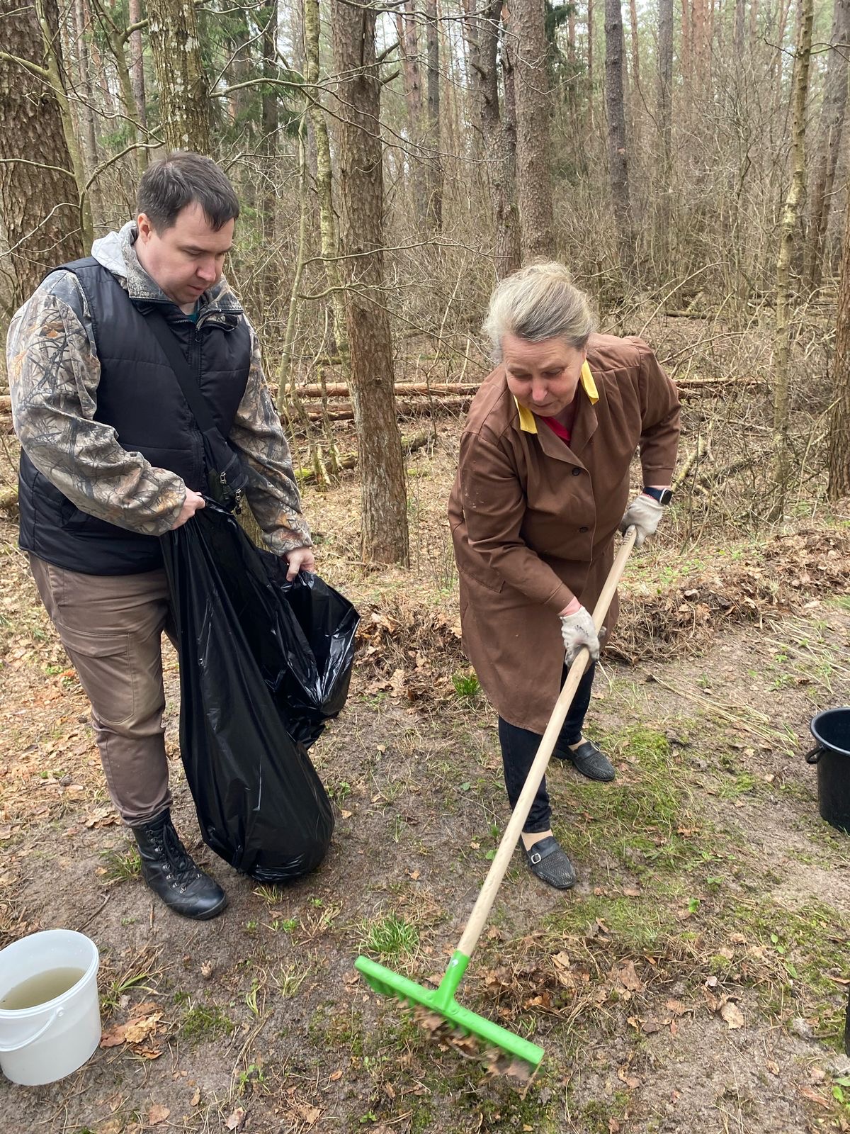 Сотрудники Приокского межрегионального управления Росприроднадзора приняли участие в благоустройстве воинского захоронения