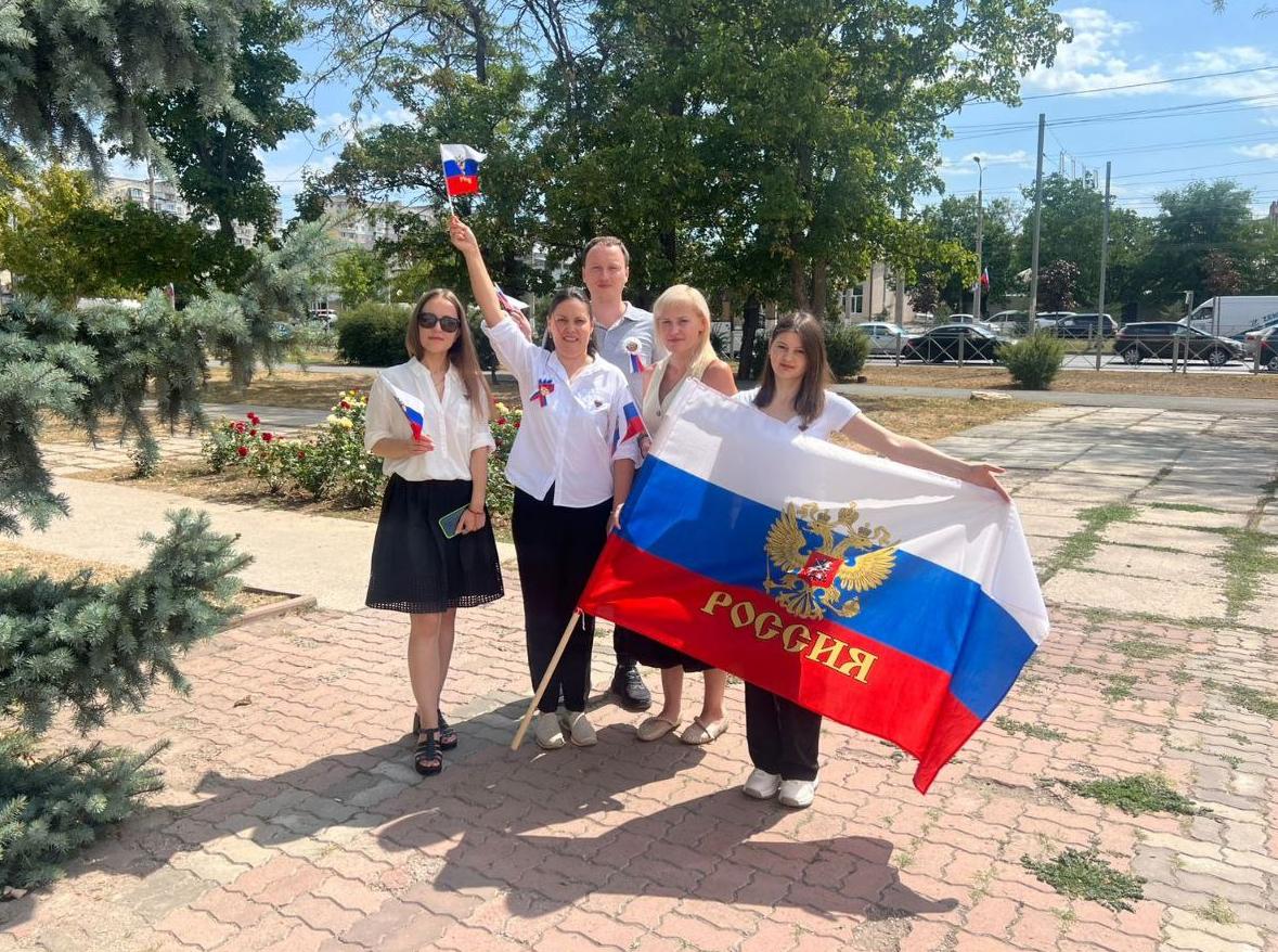 Сотрудники Южного управления Росприроднадзора присоединились к празднованию Дня Государственного флага