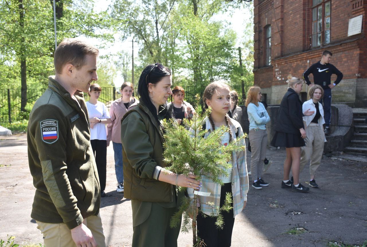 Сотрудниками ВВМУ Росприроднадзора школам Тверской области вручены спецпризы премии «Экология – дело каждого»