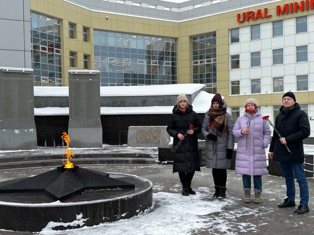 Сотрудники Уральского Росприроднадзора возложили цветы к Вечному огню