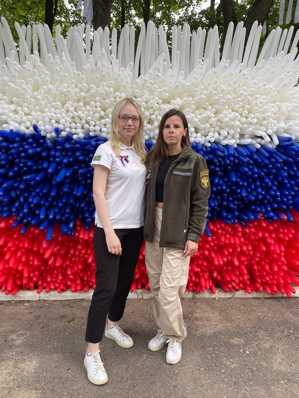 В День России сотрудники Службы вручили ленты в цветах государственного флага