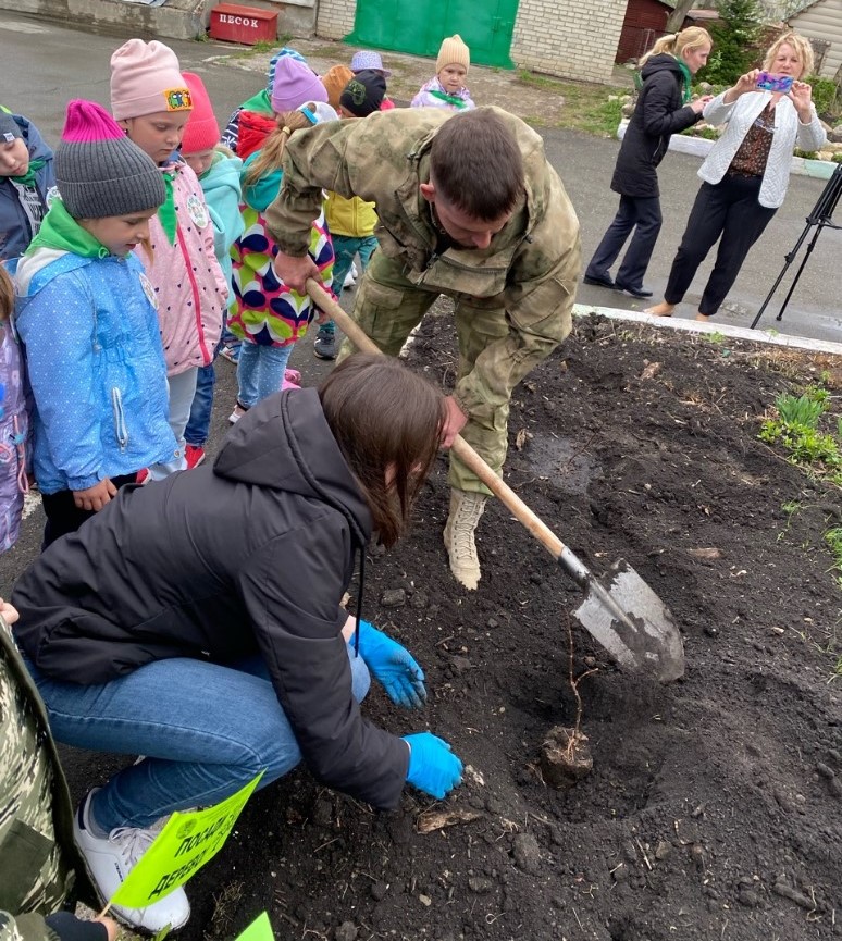 В Алтайском крае инспекторы Росприроднадзора вместе с призерами премии «Экология — дело каждого» высадили саженцы