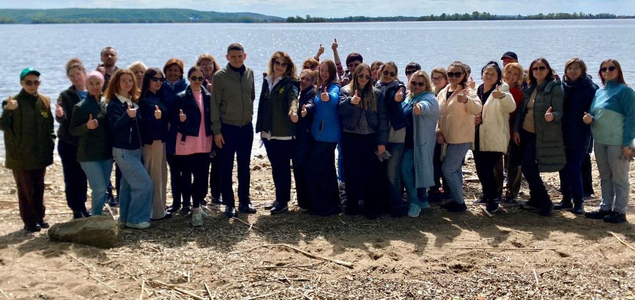 Сотрудники Управления Росприроднадзора и АО «ЗВКС» провели совместный субботник на берегу Волги.