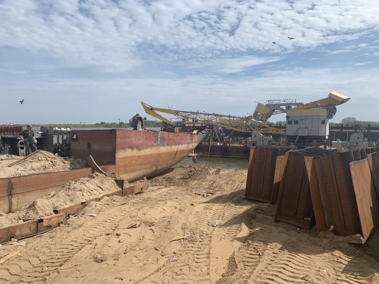 По факту загрязнения почвы в водоохранной зоне р. Волга Росприроднадзор в Астраханской области  взыскал  более 200 тысяч рублей