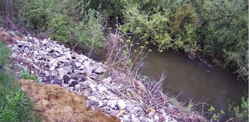 По вопросу сброса строительного мусора в водный объект в пгт. Знаменка Орловской области проведено выездное обследование