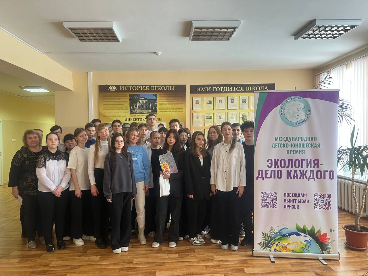 Юлия Хлынина вручила школьнице г. Октябрьска благодарственное письмо за участие в акции "Новогодняя экоигрушка"