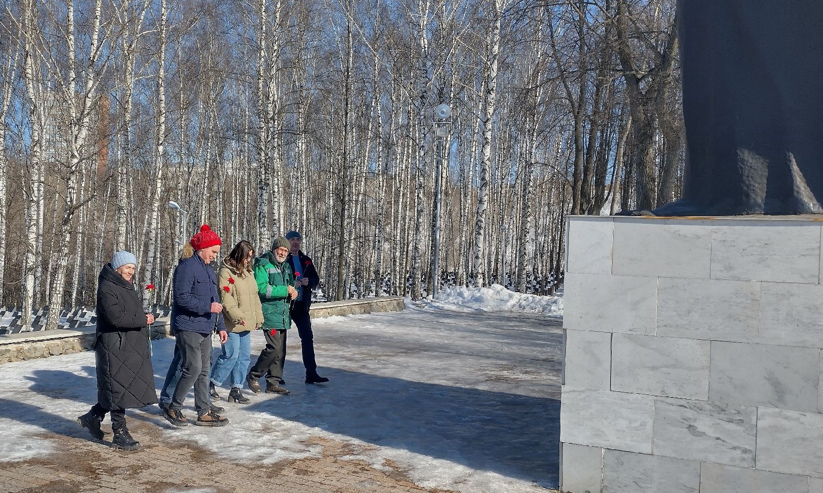 В Перми сотрудники Росприроднадзора посетили мемориал «Скорбящая»