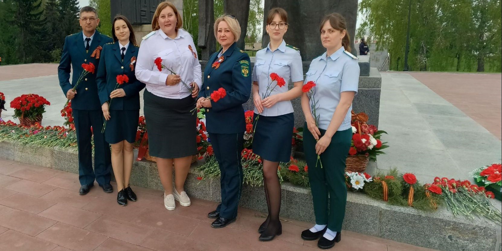 Цветы к Мемориалу славы в Барнауле возложили сотрудники Южно-Сибирского межрегионального управления Росприроднадзора