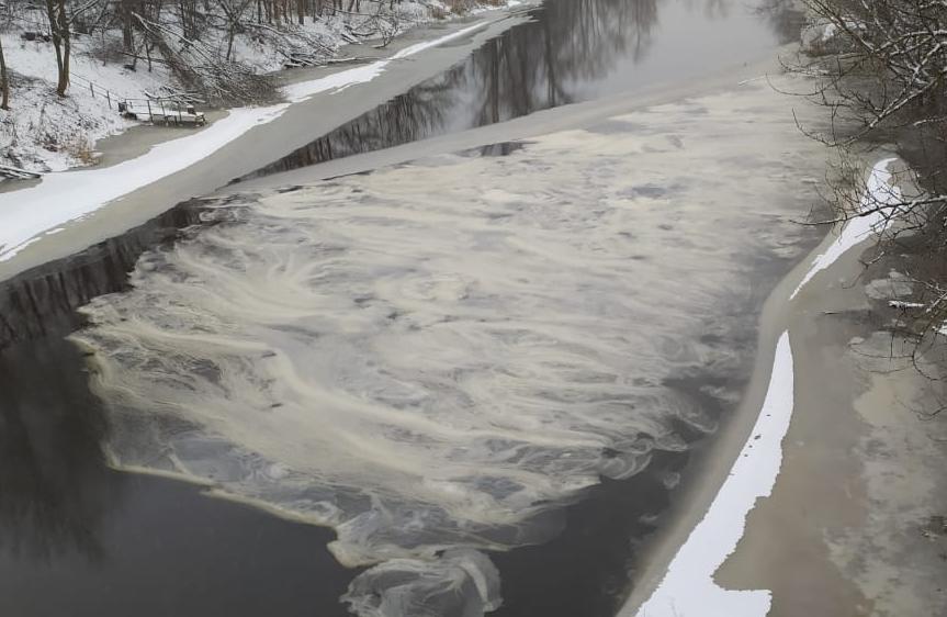 Необычный лед на реке Охта обеспокоил петербуржцев