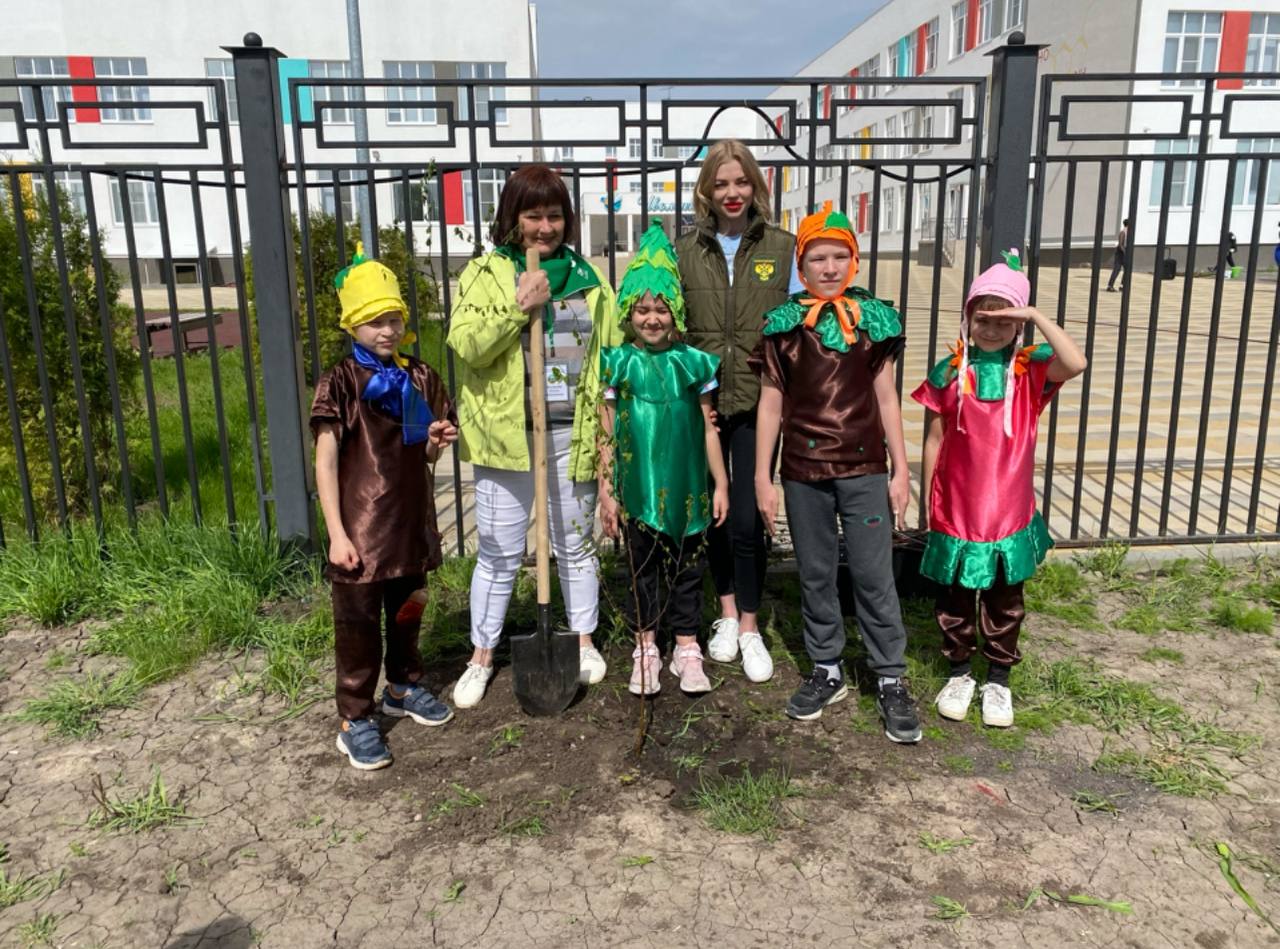 Росприроднадзор принял участие в посадке Аллеи Эколят в Саратовской области в рамках Международной акции «Сад памяти» 