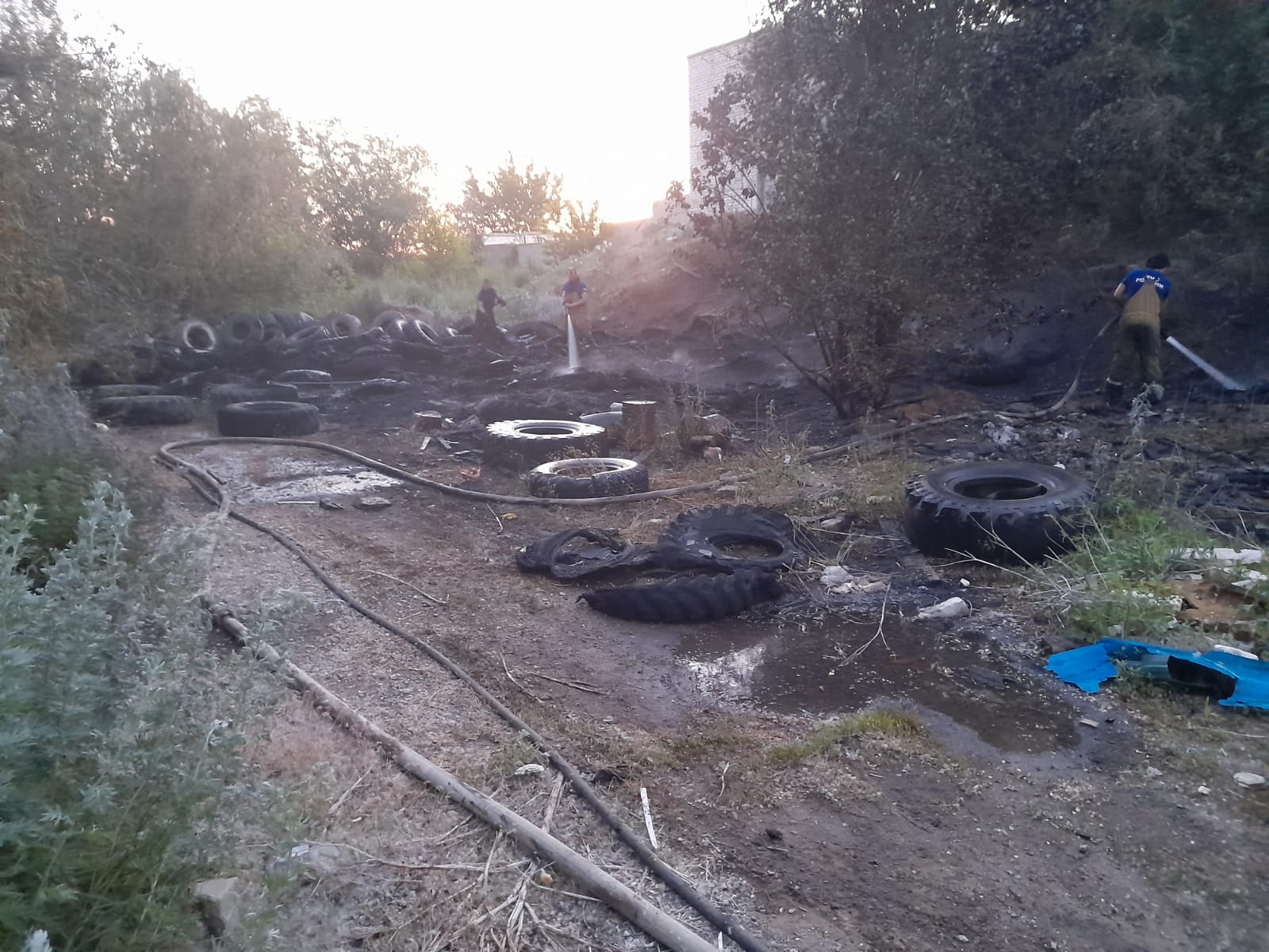 Инспекторы Росприроднадзора контролируют ситуацию с возгоранием несанкционированной свалки в Дзержинском районе Волгограда