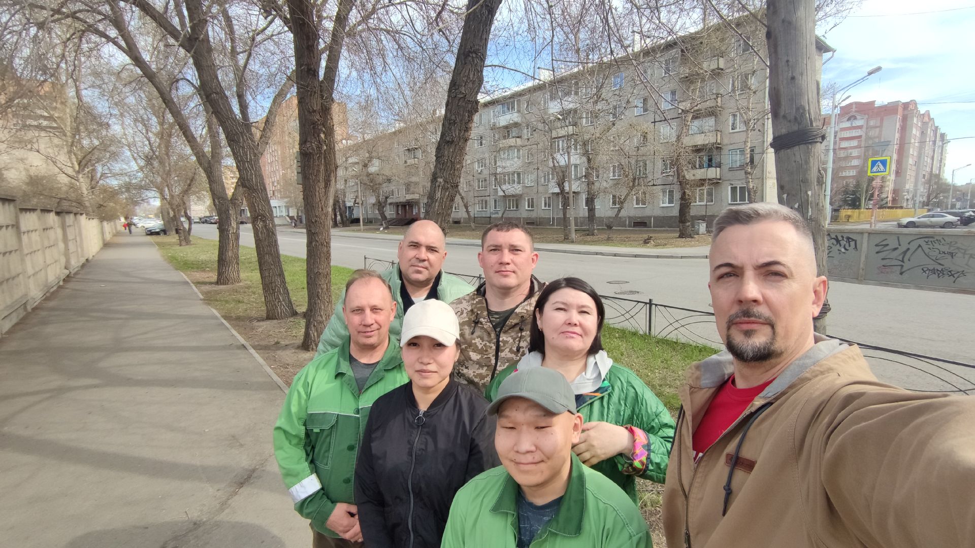 В Абакане сотрудники Енисейского управления Росприроднадзора провели работы по благоустройству памятника воинам Красной Армии